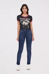 Remera cropped azul con estampado gráfico en el frente y manga corta, ajuste al cuerpo.