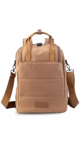 Mochila matera confeccionada en tela impermeable color beige, diseñada con dos compartimientos independientes para el kit de mate y objetos personales. Cuenta con bolsillos internos, asas de mochila acolchadas, asa de mano superior y una correa ajustable extraíble para llevar al hombro.