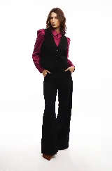 Chaleco de vestir blanco con solapas, cierre abotonado y hebilla ajustable en la espalda.