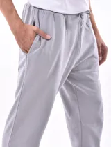 Pantalón de jogging color beige con cintura elástica y cordón ajustable.