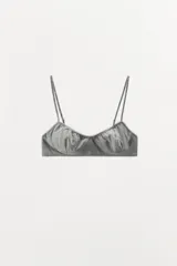 Bralette gris confeccionado en mezcla de viscosa, con escote redondo, tirantes finos ajustables y detalle de costuras marcadas con acabados en ondas. Cierre en espalda con ganchos metálicos.