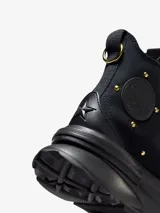 Championes Converse Run Star Legacy CX HI, color negro con detalles dorados. Diseño de caña alta con plataforma y tachuelas doradas.