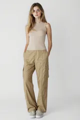 Pantalón cargo color beige, de corte recto y tiro alto, con bolsillos laterales con solapa y bolsillos delanteros y traseros.