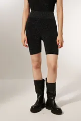 Short negro de calce alto, al cuerpo, con lurex y diseño color block.
