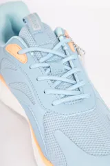 Zapatillas deportivas color celeste con recortes en diferentes texturas y plataforma de 3 cm.