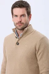 Buzo tejido color beige con textura, cuello alto con botones y manga larga.