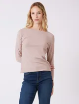 Buzo tejido en hilado fino color beige, con cuello bote y manga raglán ¾.