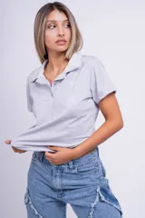 Chomba negra de corte ajustado, con cuello polo y logo bordado en el pecho.