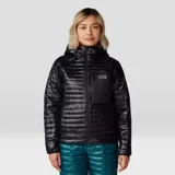 Campera negra con capucha, ultraliviana, rellena de poliéster reciclado. Cuenta con un bolsillo seguro en el pecho con cremallera, dos bolsillos seguros con cremallera para las manos, puños elásticos y dos ajustadores de dobladillo inferior. Se puede guardar en su propio bolsillo.