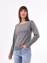 Remera de manga larga color gris oscuro, con escote redondo y calce ajustado.