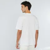 Remera blanca de algodón, corte estándar y cuello redondo.