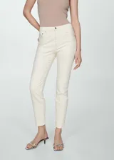 Pantalón de jean color crudo, de corte slim, tiro medio y diseño crop.