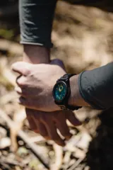 Reloj Chenaut Saphir d’Ébène con movimiento de cuarzo, caja y malla de madera de ébano, esfera azul zafiro con detalles dorados, cristal Hardlex resistente a los arañazos y cierre oculto con botón.