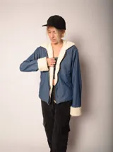 Chaqueta de denim con forro de corderito y cierre frontal.