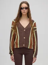 Cardigan corto de punto color verde oliva con rayas verticales en verde oscuro y lila. Tiene escote en V, mangas largas y botones al frente.