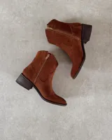 Botas texanas cortas de cuero vacuno color negro, con puntera fina y taco bajo.
