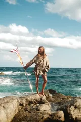 Minifalda color beige con rayas verticales, cintura elastizada y volados en el ruedo.