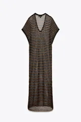 Vestido midi de punto calado con rayas horizontales en tonos negro y dorado, escote en V, manga corta y aberturas laterales en el ruedo.