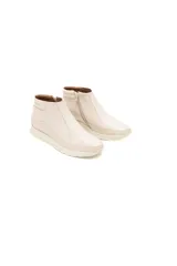 Botín de cuero color blanco aperlado, con diseño slip-on y suela flexible.