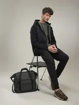 Campera negra con capucha, cierre frontal y bolsillos laterales con cierre.