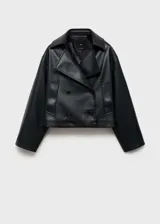 Chaqueta negra efecto piel con cuello de solapa, cierre cruzado con doble botonadura, corte crop y diseño oversize.