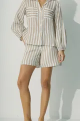 Short a rayas verticales color beige y blanco, de corte holgado y cintura elástica.