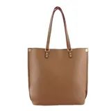 Bolso tipo tote de cuero sintético color marrón, con doble asa de hombro y correa bandolera extraíble. Tiene un aplique metálico dorado con forma de labios y el logo de la marca grabado en el frente.