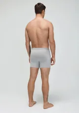 Pack de dos bóxers largos, uno blanco y otro negro, confeccionados en algodón y elastano, con cintura elástica personalizada.