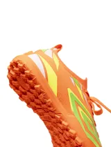 Championes de fútbol Umbro, color negro con detalles en fucsia, turquesa y plateado. Diseño con cordones y suela de goma para césped artificial.