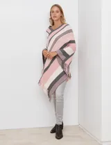 Poncho de tejido de punto, marca Barrington, con diseño de rayas diagonales en tonos rosado, blanco crema y gris oscuro. Presenta cuello en V y terminación con flecos en el ruedo.