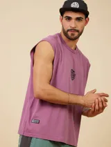 Musculosa celeste con estampado circular en el pecho.
