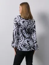 Blusa de seda fría estampada en blanco y negro, marca Ruby Rd. Tiene escote en V y mangas 3/4 amplias.