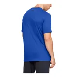 Remera celeste de Under Armour, corte clásico, mangas cortas y logo estampado en el pecho.
