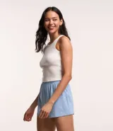 Conjunto de pijama short doll confeccionado en ribana, compuesto por musculosa y short con elástico en la cintura y estampado de corazones.