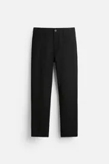 Pantalón negro slim fit confeccionado en tejido elástico. Cuenta con bolsillos frontales y traseros de vivo con botón. Cierre frontal con cremallera y botón.