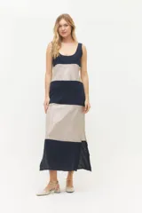 Vestido largo con tirantes, en combinación de lino y laminado metálico, con diseño a rayas en tonos oscuros y claros.