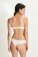 Colaless de tiro bajo color nude, confeccionado en poliamida y elastano, con borde superior decorado con puntilla de encaje.