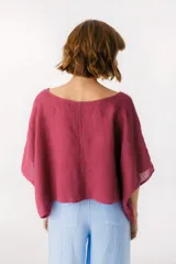 Blusa negra de lino con mangas anchas y corte crop.
