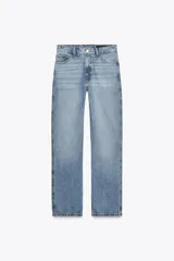 Pantalón de jean celeste de tiro alto, corte recto y largo hasta el tobillo. Tiene cinco bolsillos, trabillas en la cintura, efecto lavado y cierre frontal con cremallera y botón.