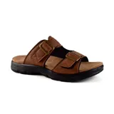 Sandalias marrones de cuero sintético con dos tiras anchas ajustables con hebillas metálicas. Suela anatómica negra.