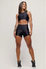 Top deportivo negro con cuello alto y espalda deportiva.
