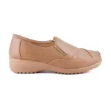 Zapato casual negro de cuero con detalle de textura en la puntera y plataforma baja.