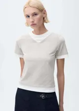Camiseta color gris claro con cuello en V y mangas cortas. Diseño de doble capa con remera blanca debajo.