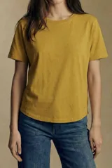 Remera oversize de algodón lavado color mostaza, de manga corta y cuello redondo. Presenta un pequeño bordado en forma de estrella en la parte inferior.
