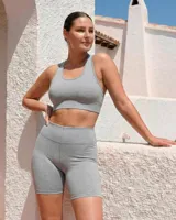 Calza biker deportiva gris melange, tiro alto y largo a la rodilla.