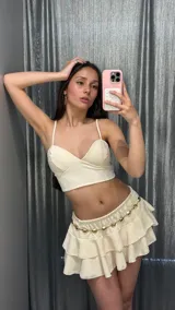 Top corto color crema con breteles finos.