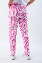 Pantalón babucha con estampado de cebra en fucsia y blanco, de corte ajustado, cintura elástica y tejido liviano.