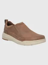 Zapato slip-on Hush Puppies modelo Hunt, color marrón, confeccionado en cuero con elásticos laterales y suela con tecnología Duo-Balance.