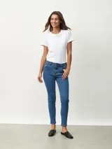Jean skinny de tiro alto color azul.