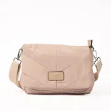 Bandolera color beige con diseño acolchado y correa de tela ajustable.